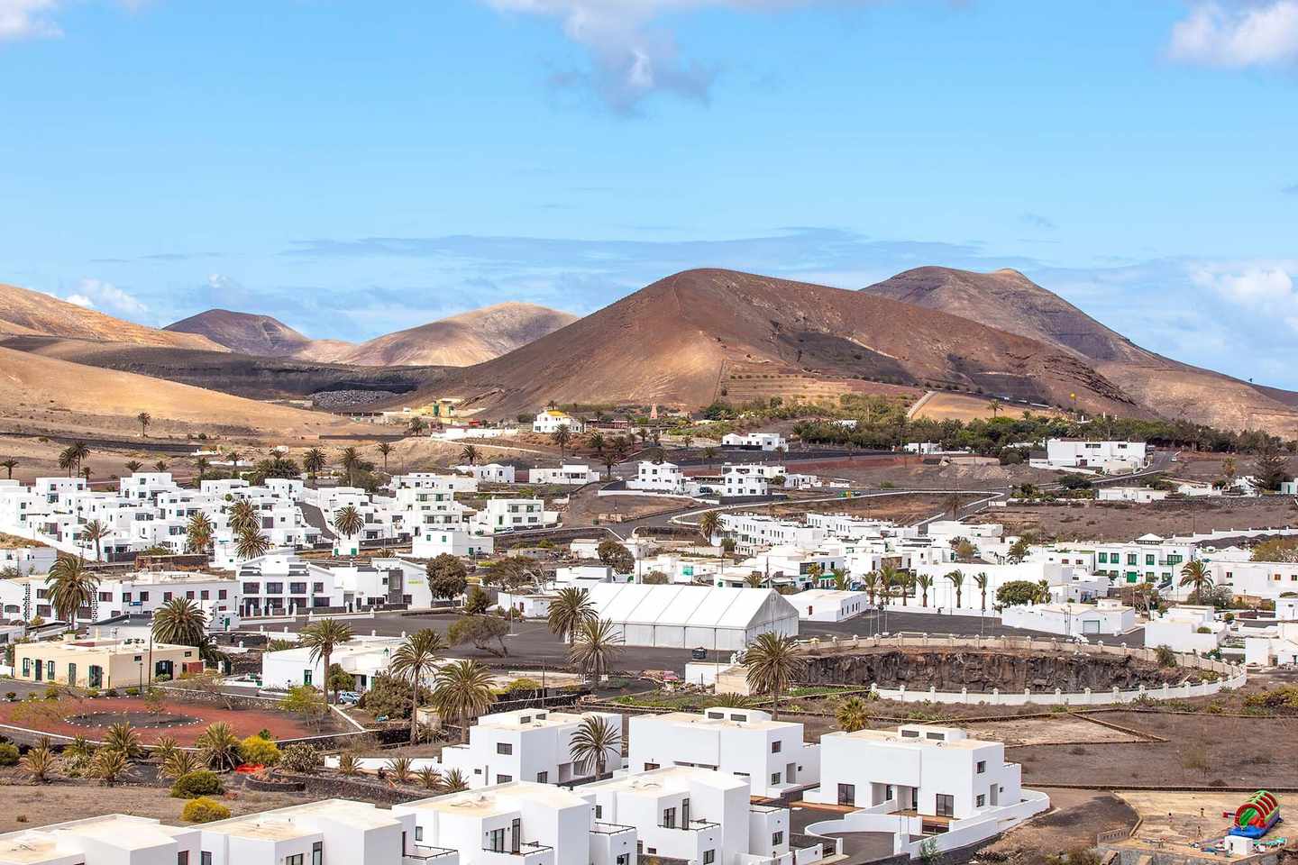 spanien-lanzarote-yaiza-uga-dorf-weinbaugebiet-mit-weissen-haeusern-g-517744055.jpg