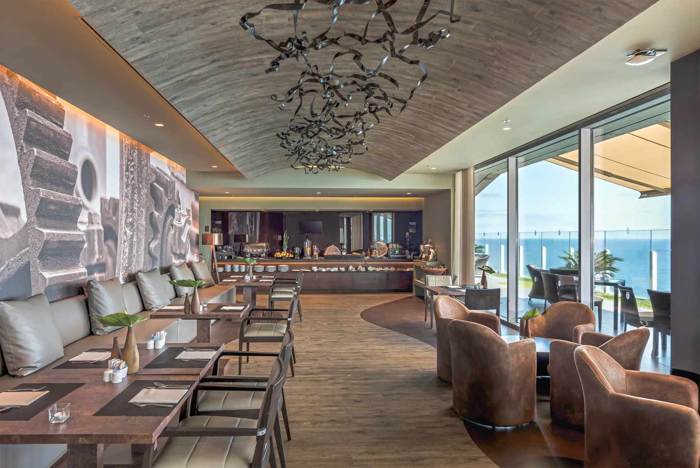 DER1545150.jpg Restaurant mit Sitzbereich, großer Fensterfront und Blick auf den Atlantik im Saccharum Resort in Arco da Calheta auf Madeira