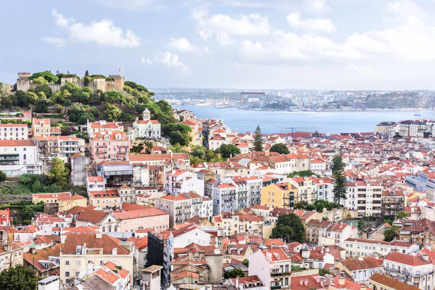portugal-lissabon-stadt-von-oben-g-936915366.jpg