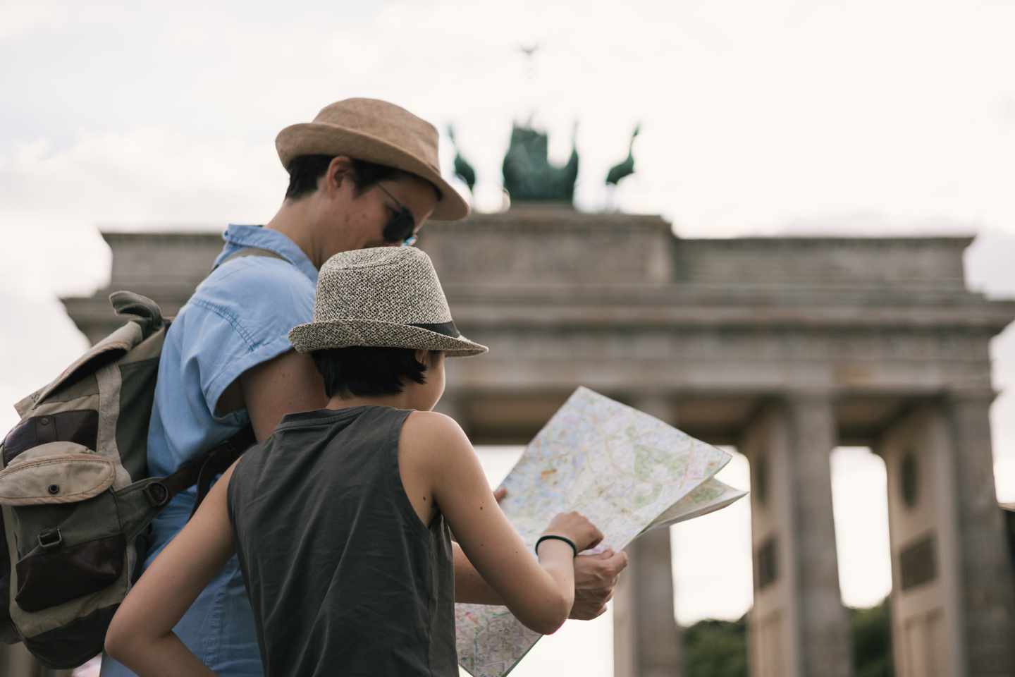 deutschland-berlin-familie-brandenburger-tor-g-1404473373.jpg