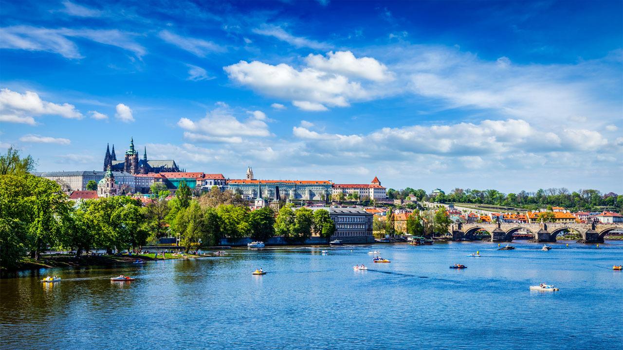 prag-burg-moldau-t-471457408.jpg