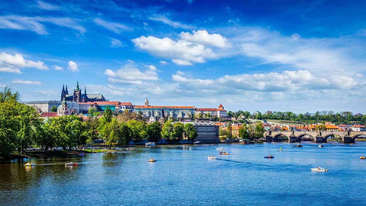 prag-burg-moldau-t-471457408.jpg