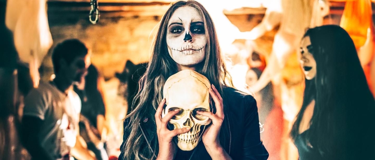 zypern-halloween-frau-geschminkt-mit-totenkopf-g-916493964-Edit.jpg