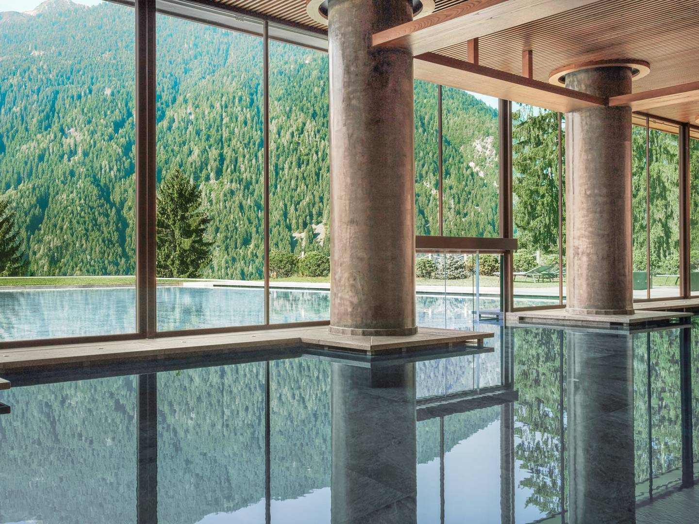 italien-trentino-pinzolo-lefay-resort-und-spa-dolomiti-innenpool-cmi-DER1365533.jpg Von der Spa in die Bergwelt schauen: in Italien im Lefay Resort möglich