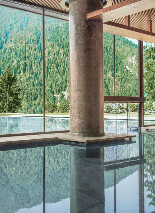 Nachhaltige Hotels Von der Spa in die Bergwelt schauen: in Italien im Lefay Resort möglich