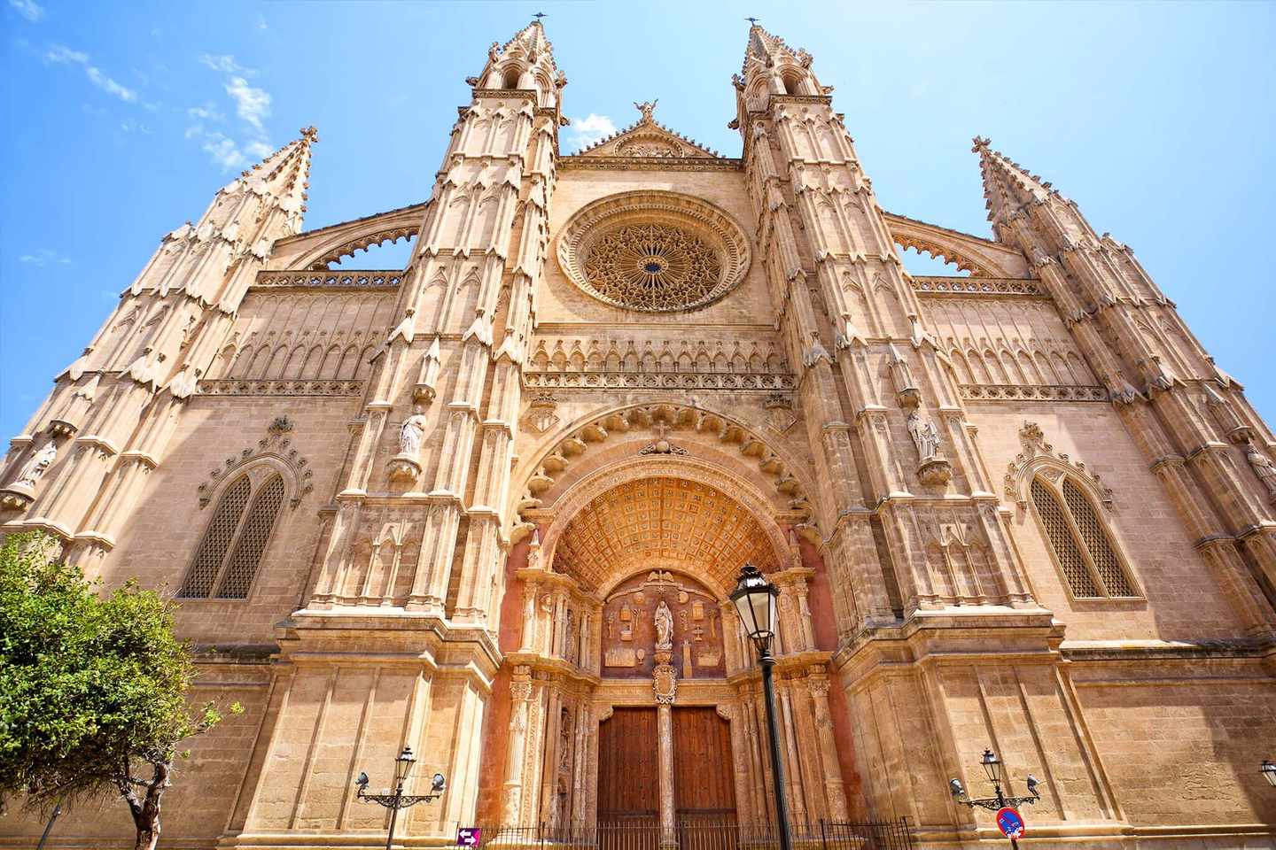 spanien-mallorca-palma-de-mallorca-sehensweurdigkeiten-blick-hoch-zur-kathedrale-g-1192653626.jpg