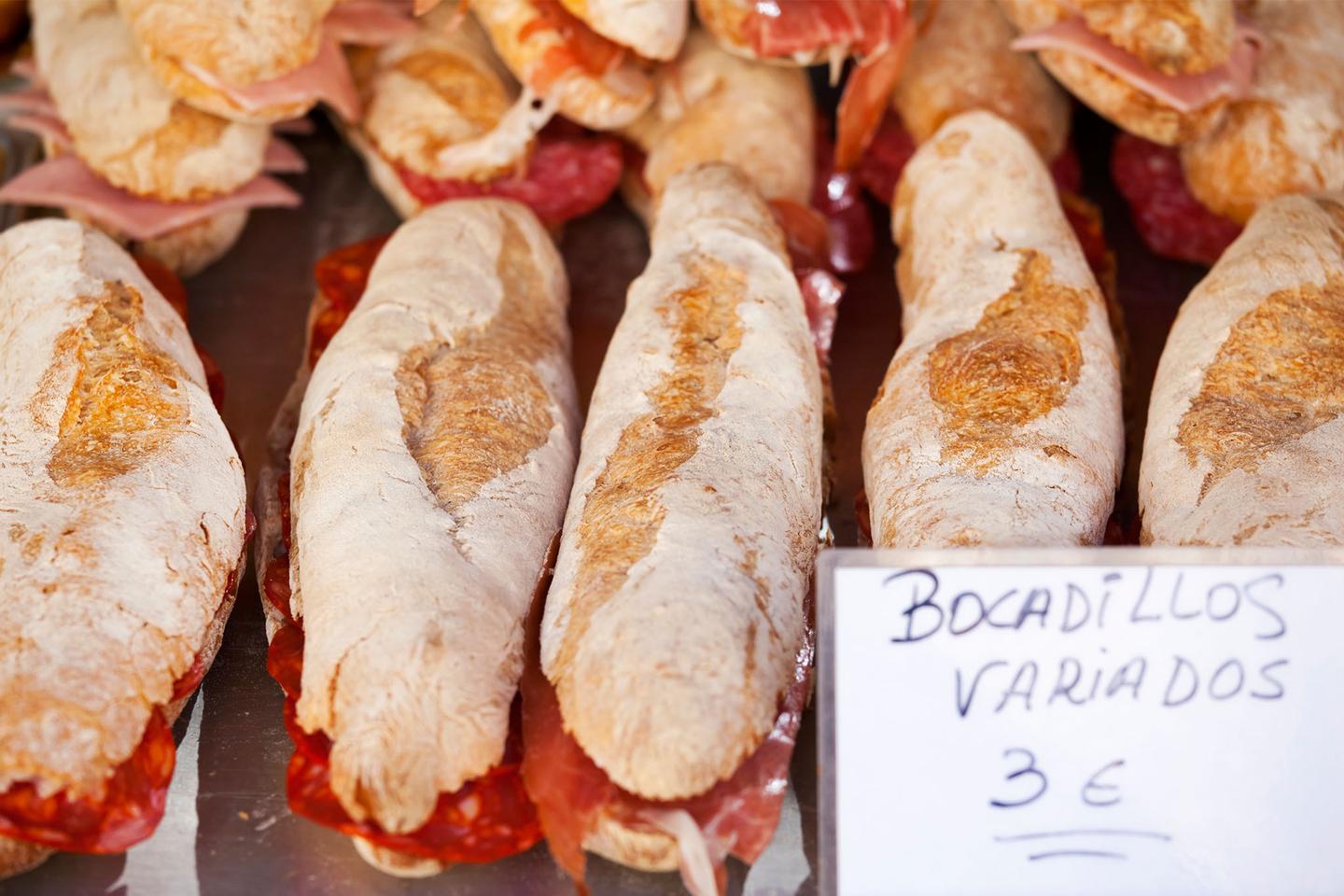 spanien-mallorca-osten-via-verde-verschiedene-spanische-bocadillos-g-171116608.jpg