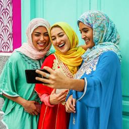 vae-frauen-selfie-g-1127156361.jpg