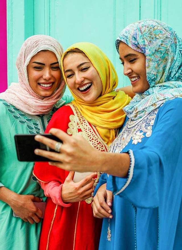vae-frauen-selfie-g-1127156361.jpg