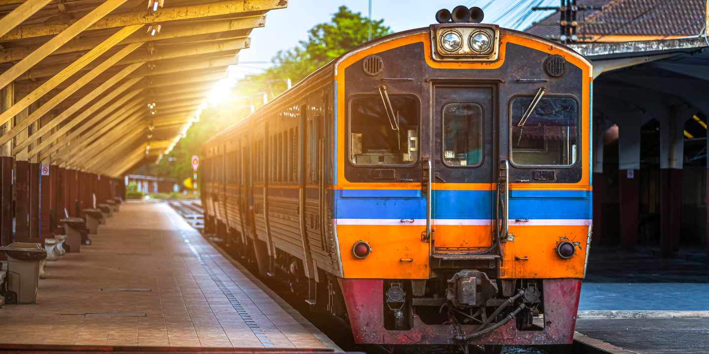 thailand-phitsanulok-bahnhof-mit-zug-g-1659485972.jpg