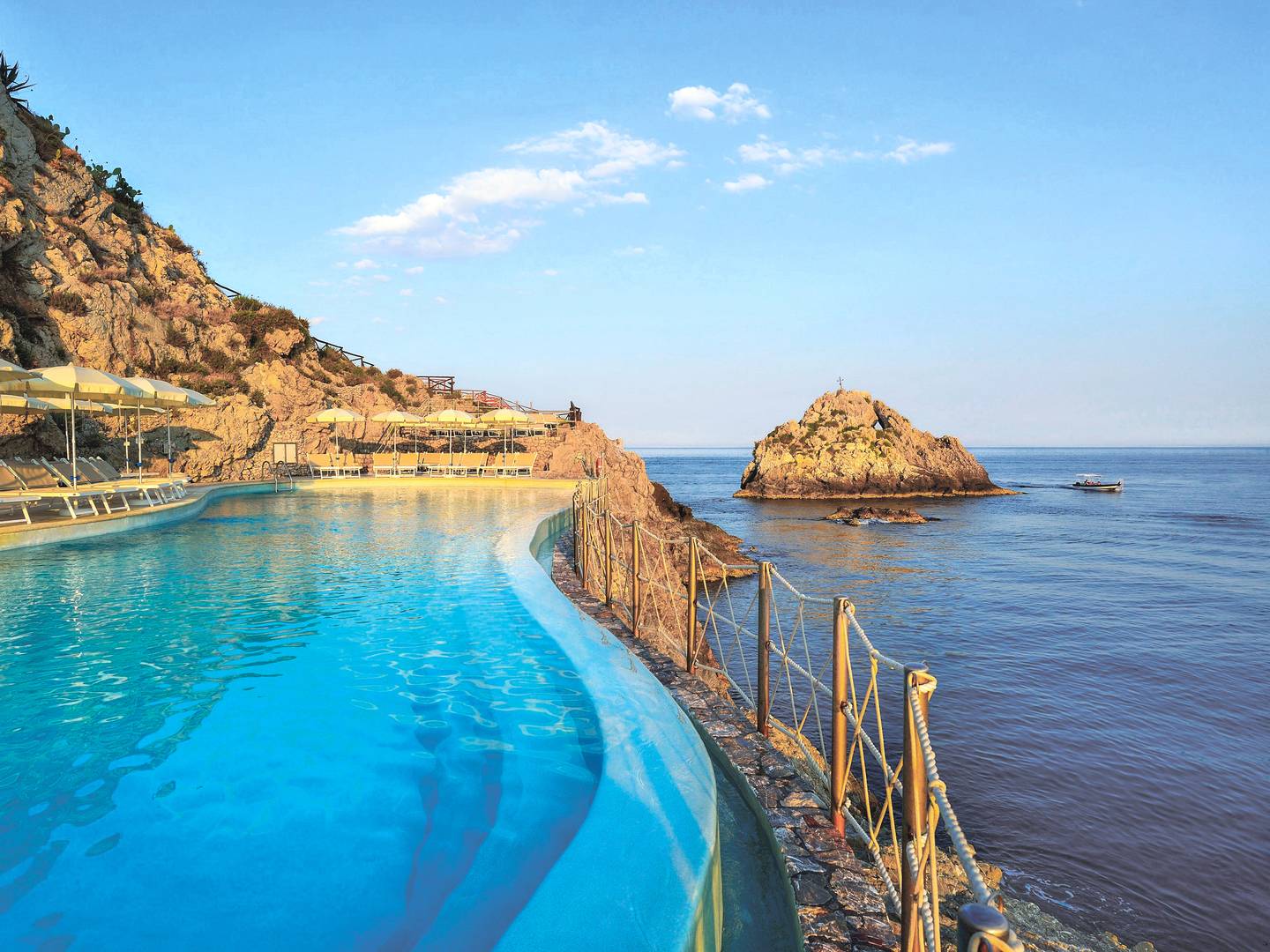 blt3e9bd3691a3a283d-italien-sizilien-unahotels-capotaormina-pool.jpg italien-sizilien-unahotels-capotaormina-pool.jpg