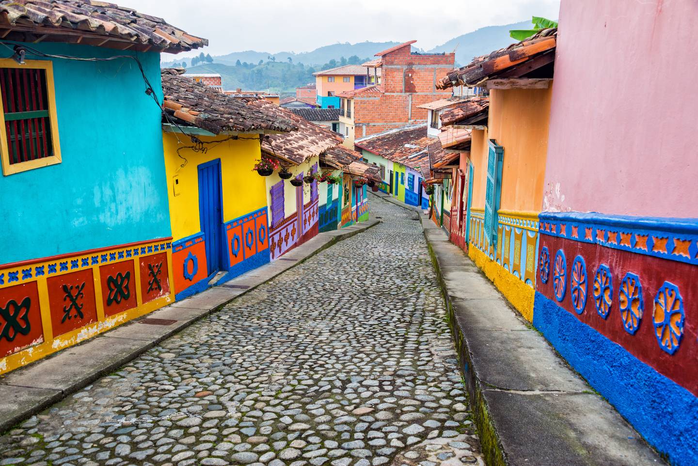 kolumbien-medellin-bunte-haeuser-t-486884241.jpg