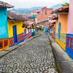 kolumbien-medellin-bunte-haeuser-t-486884241.jpg