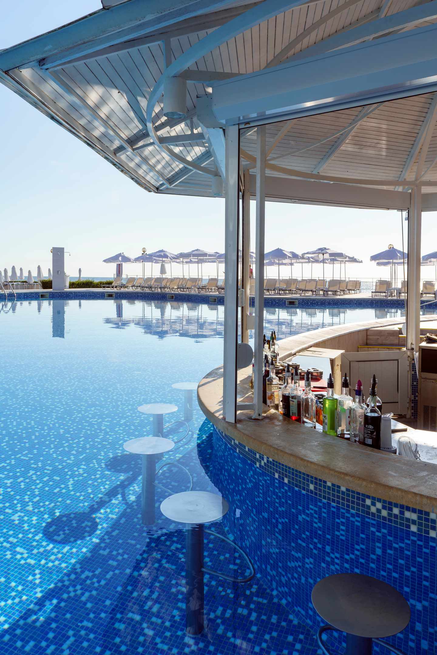 Bar mitten im Pool im Alua Sun Helios Beach