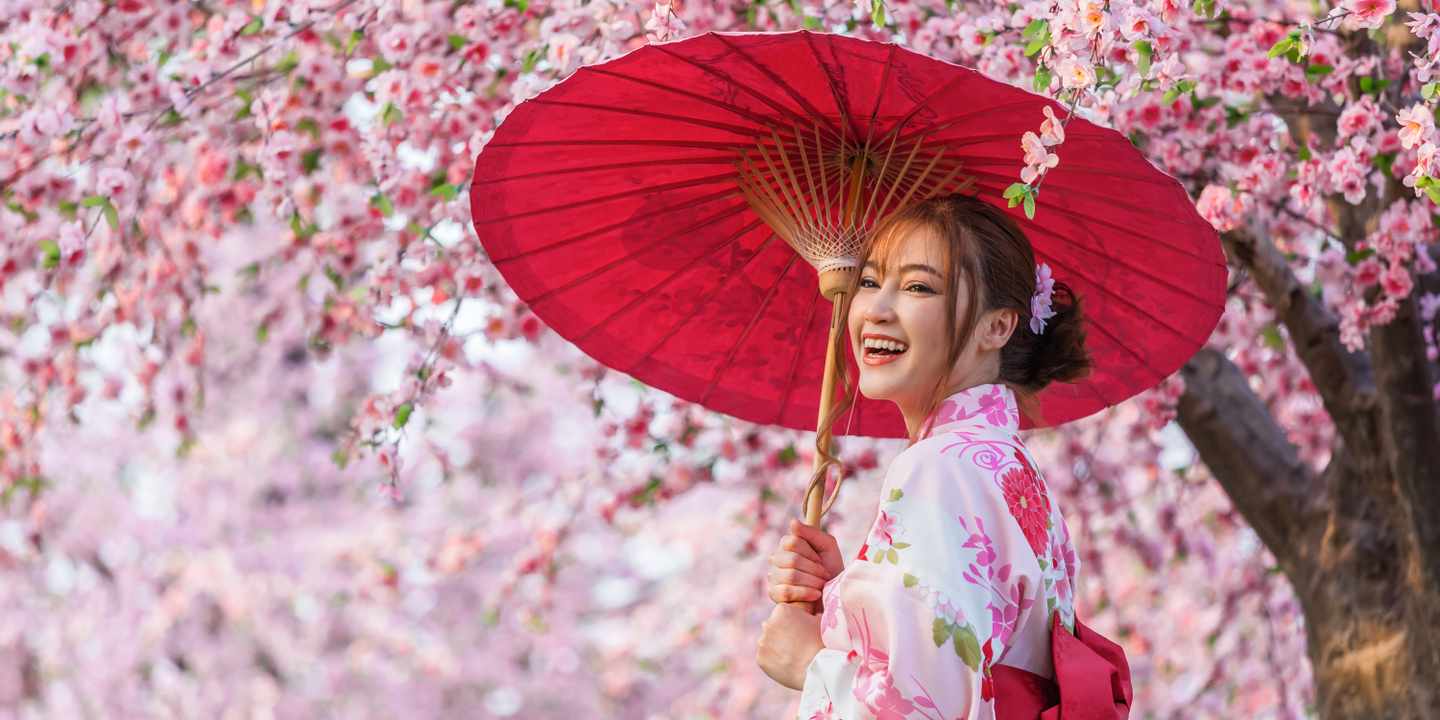 japan-kyoto-kirschbluete-yukata-frau-roter-schirm-sakura-zeit-g-1309227932.jpg
