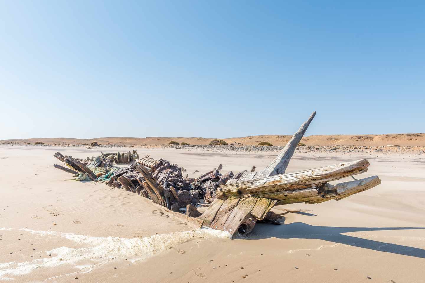 namibia-skelettkueste-wrack-benguela-eagle-g-843623894.jpg