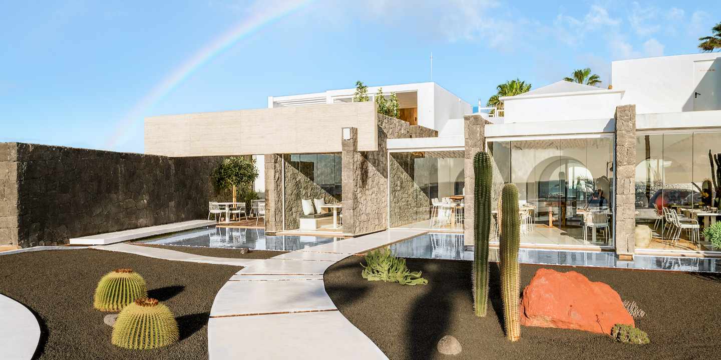 bltf33d772d16439059-spanien_kanaren_Lanzarote_kamezi-boutique_villas_garten_DER1397768.jpg Der nahe Vulkan hält Einzug bis in den Garten, die Wege folgen der Struktur der Wellen des nahen Meeres