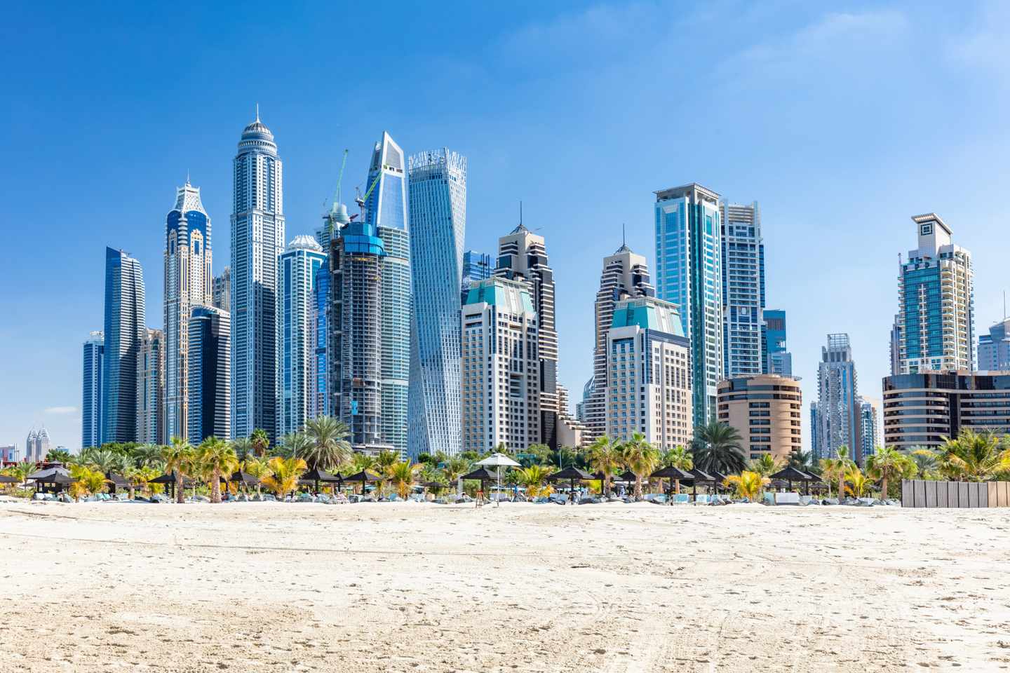 Dubai Hotels: Jumeirah Strand mit Marina Wolkenkratzern im Hintergrund