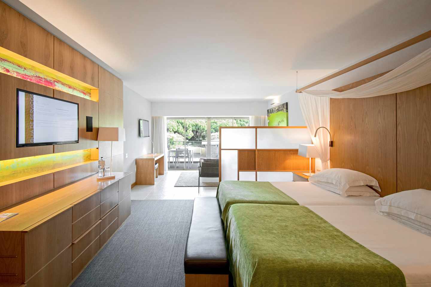 portugal-algarve-epic-sana-algarve-doppelzimmer-cmi-DER1589793.jpg Modernes Doppelzimmer im EPIC SANA Algarve mit zwei Betten, Holzdesign und Balkon mit Blick ins Grüne