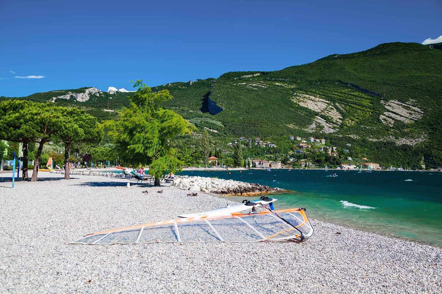 italien-gardasee-windsurfen-spiaggia-di-torbole-g-1301462198.jpg