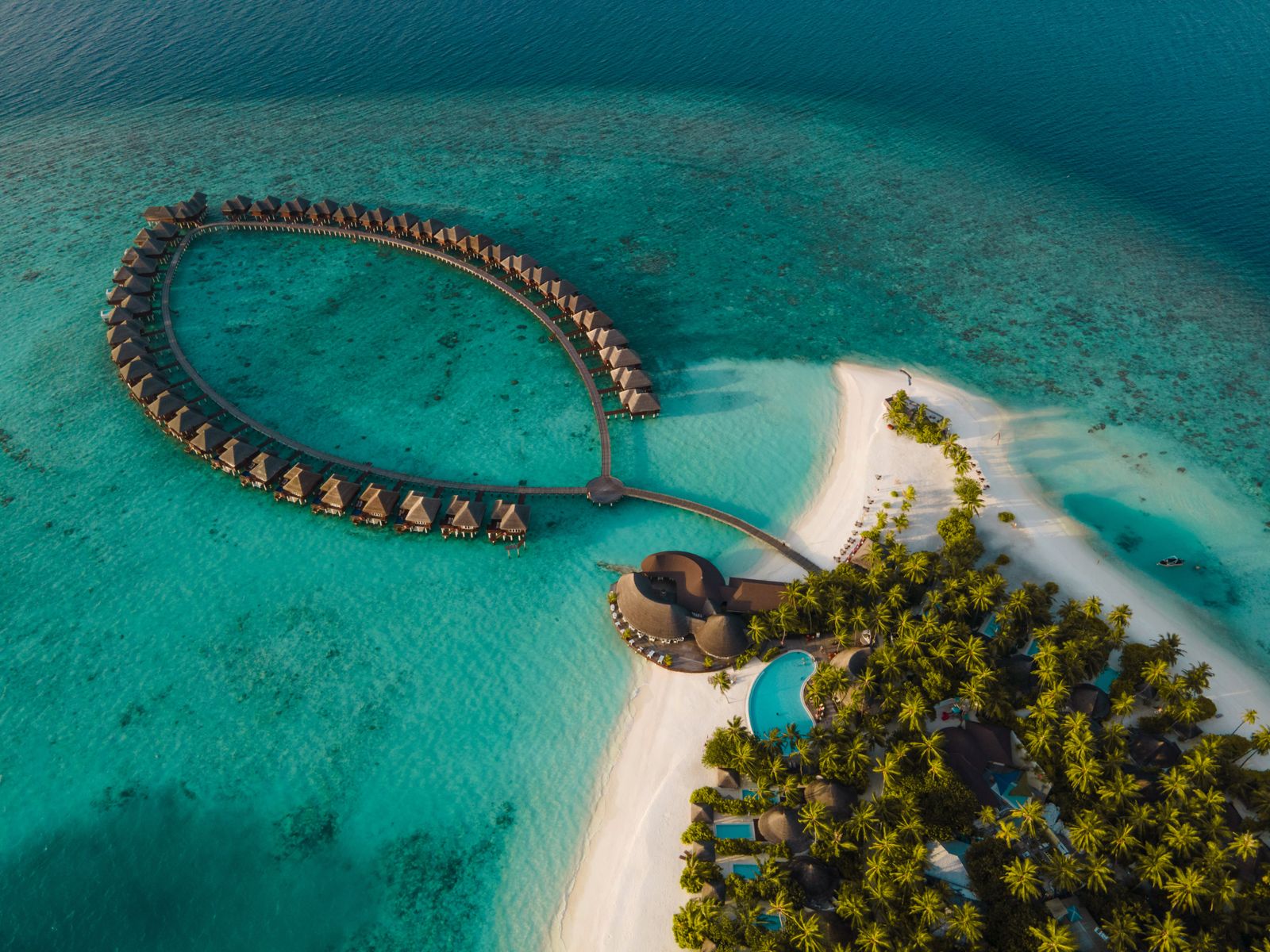 Sun Siyam Vilu Reef: Anlage von oben mit Traumstrand