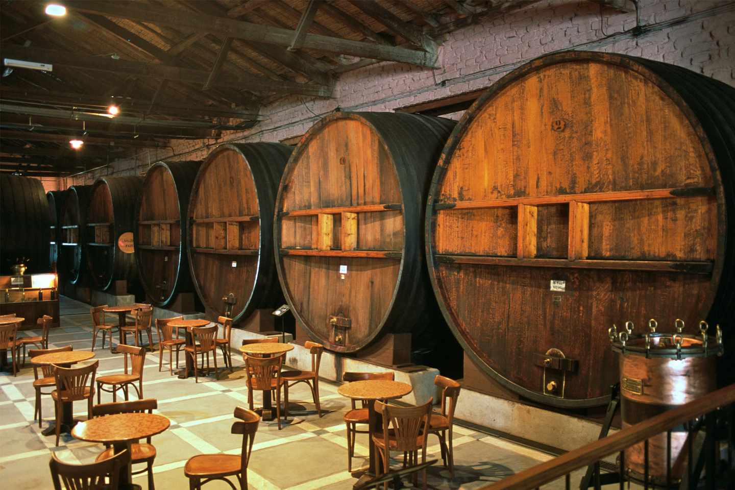 spanien-mallorca-kulinarik-weinfaesser-in-einer-kleinen-halle-g-145831732.jpg