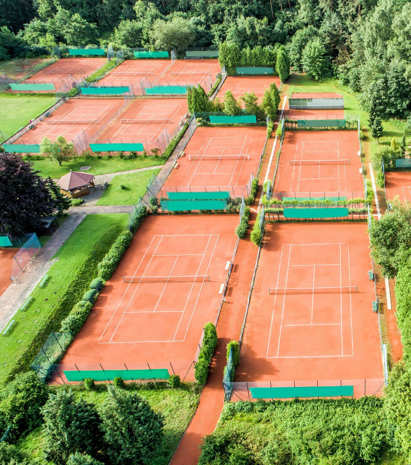 tennis-tennisanlage-sandplaetze-g-856174088.jpg