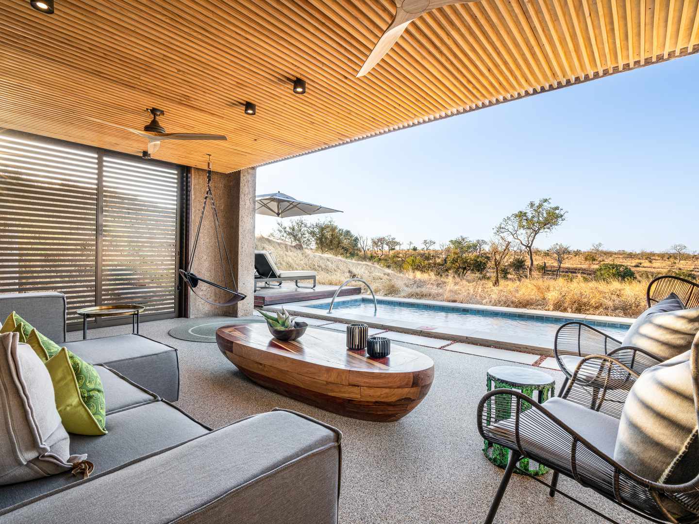Safari-Lodge mit Pool und Blick in die Savanne 