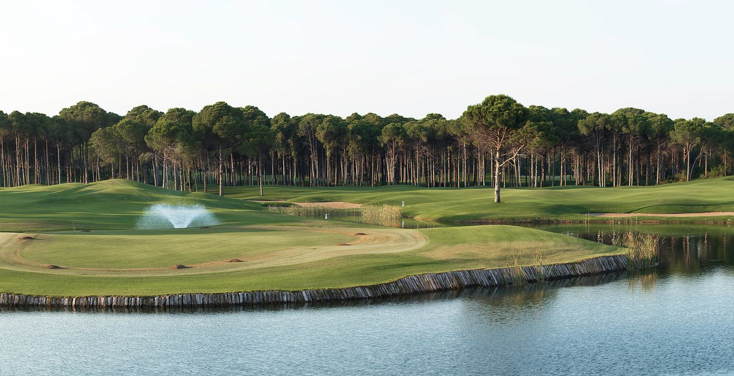 blt3b4c70de5b647970-tuerkei-belek-golfplatz-mit-fontaene-und-wasser-im-vordergrund-g-184294747_bearbeitet.jpg Golfplatz mit Fontäne und Wasser in Belek; Türkei
