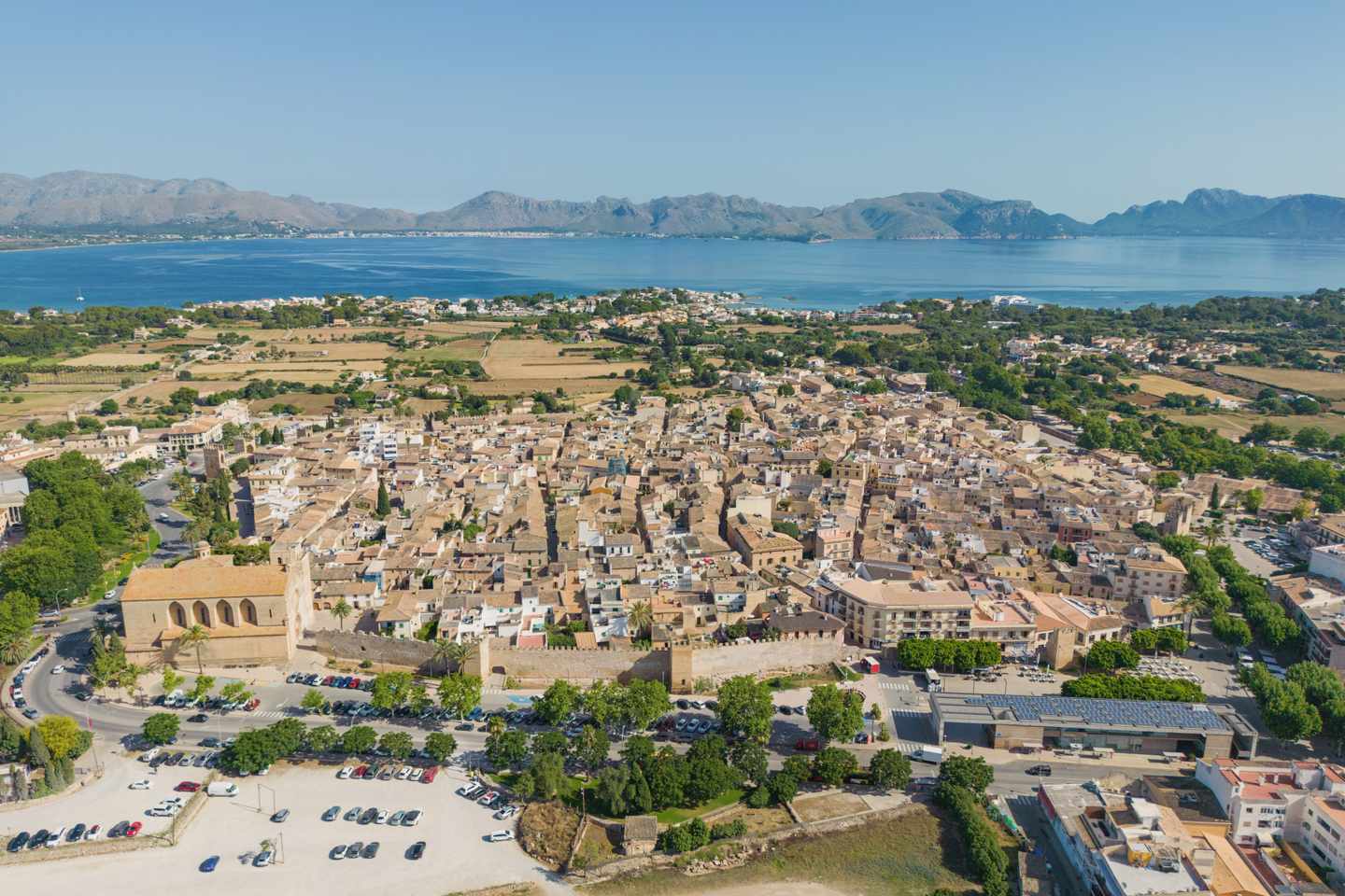 spanien-mallorca-blick-auf-die-altstadt-von-alcudia-g-1405777405.jpg