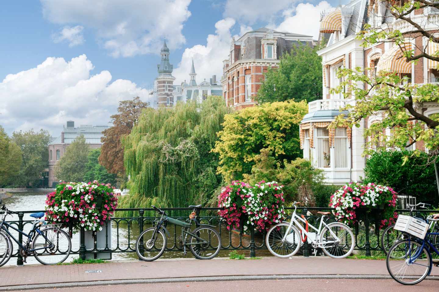 niederlande-amsterdam-bruecke-am-kanal-an-sonnigem-tag-g-1480956128.jpg