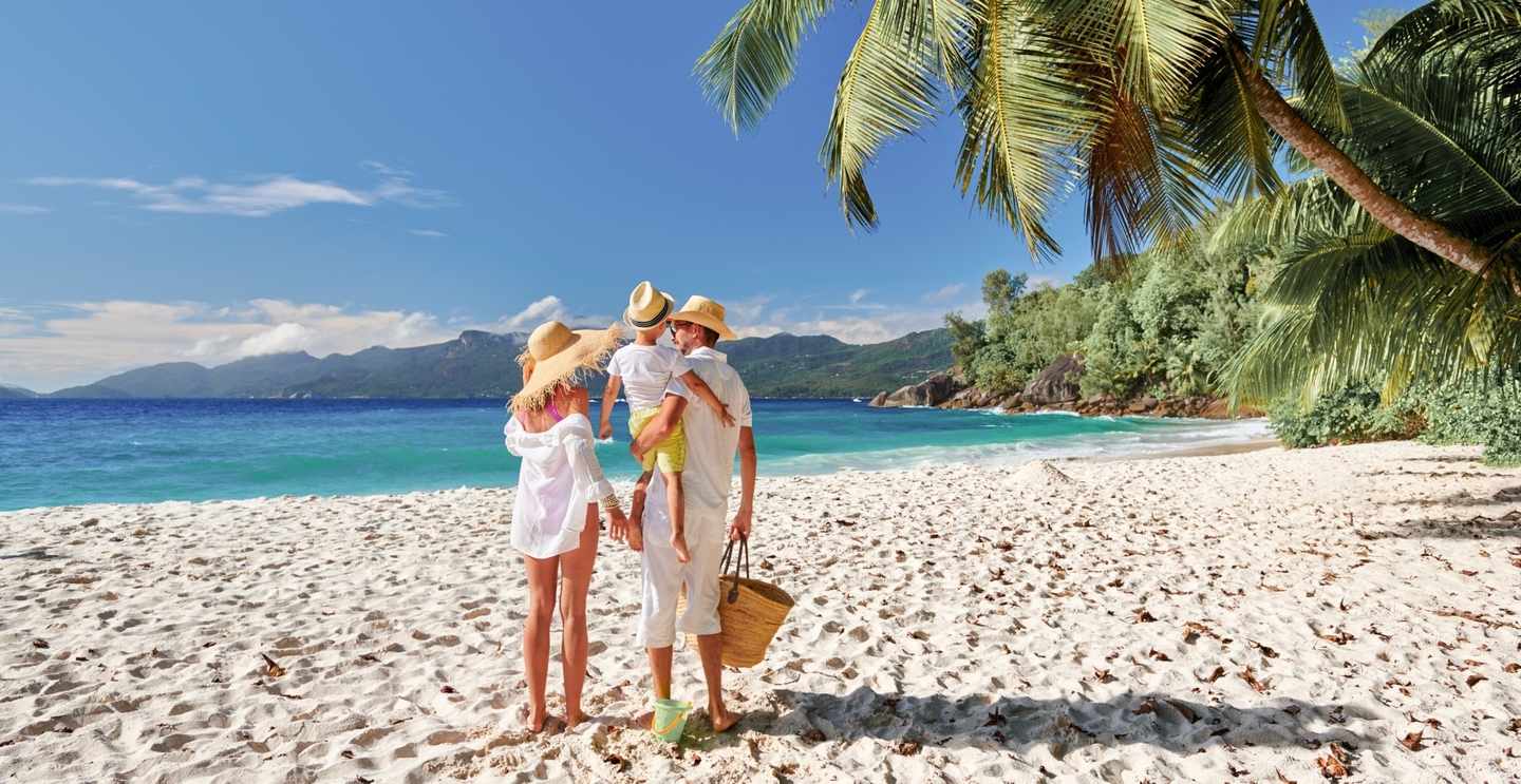 seychellen-mahe-familie-mit-dreijaehrigem-jungen-am-strand-g-1219378420-cropped.jpg