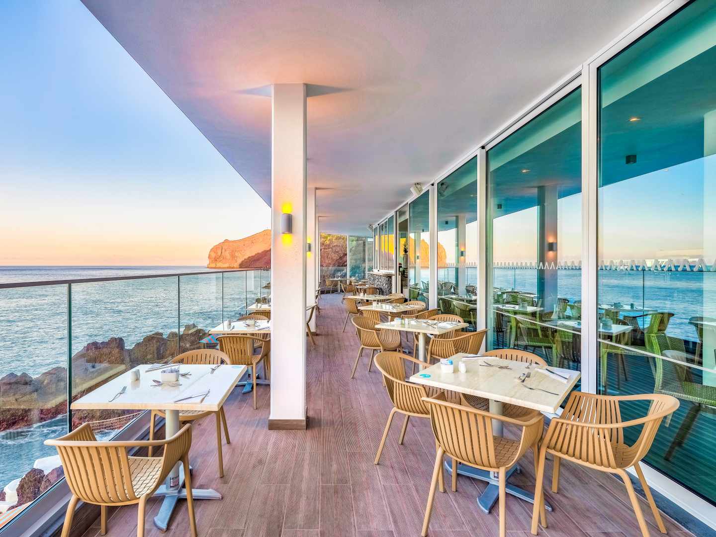 blte0841ff1b7d54a8b-portugal-madeira-sentido-galomar-restaurantterrasse-meerblick-atlantik-DER1405730.jpg Restaurantterrasse mit Tischen und Meerblick entlang der Steilküste im Sentido Galomar in Canico auf Madeira