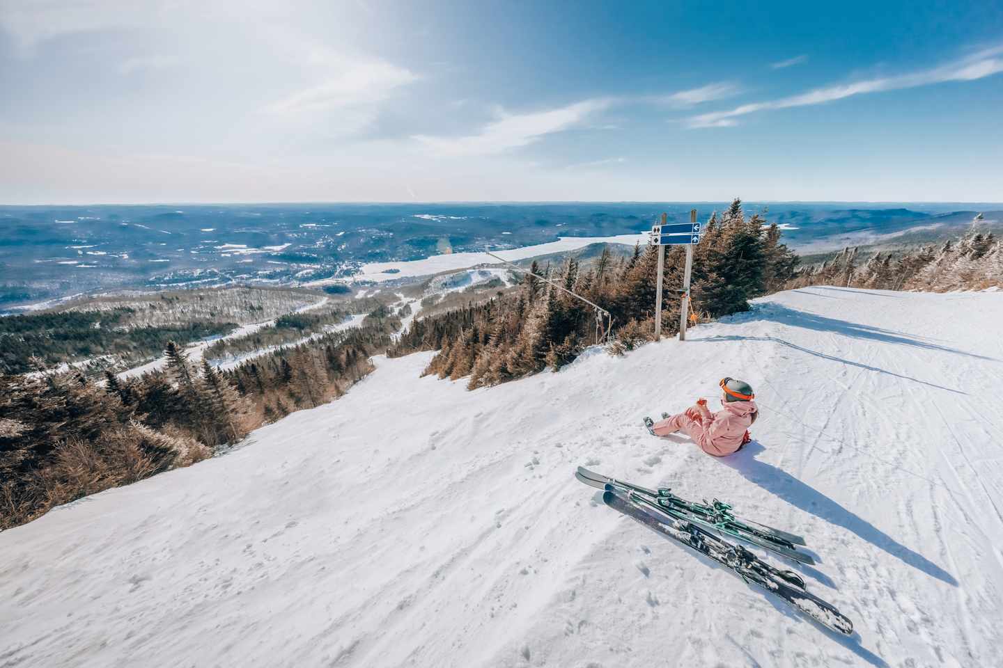 kanada-quebec-mont-tremblant-national-park-skifahrerin-geniesst-aussicht-g-1362311932.jpg