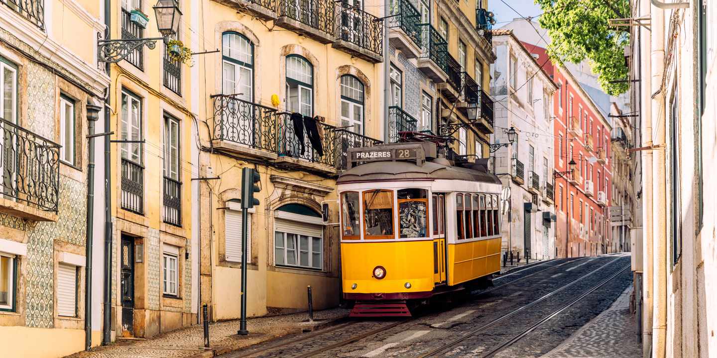 portugal-lissabon-alfama-strassenbahn-linie-28-gasse-g-1722190088.jpg