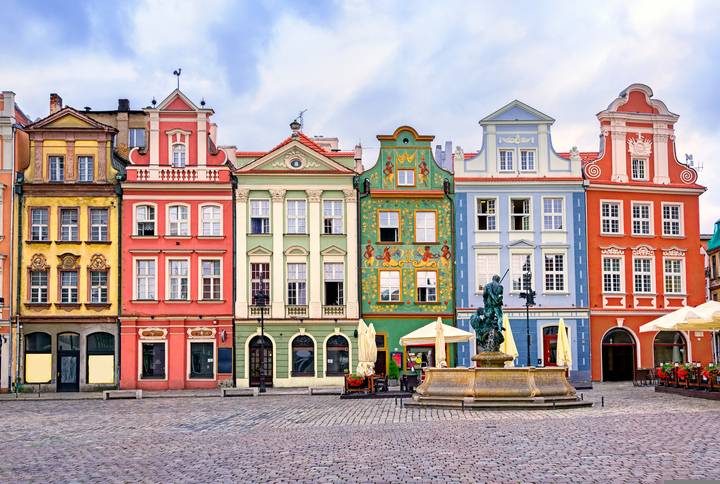 polen-posen-marktplatz-bunte-heauserfassade-g-508004654.jpg
