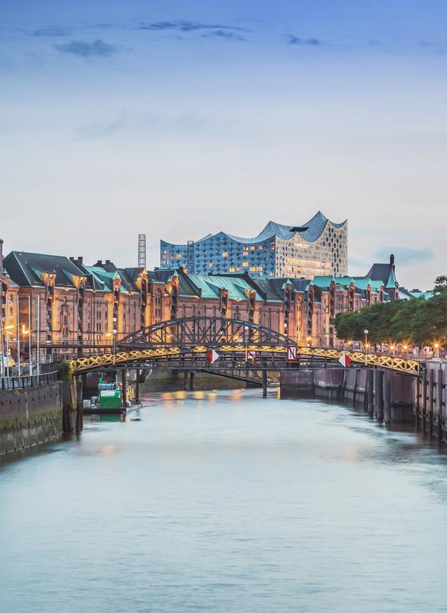 deutschland-staedtereisen-blick-in-die-speicherstadt-in-hamburg-g-1177286097.jpg