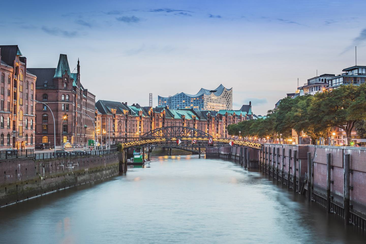 deutschland-staedtereisen-blick-in-die-speicherstadt-in-hamburg-g-1177286097.jpg