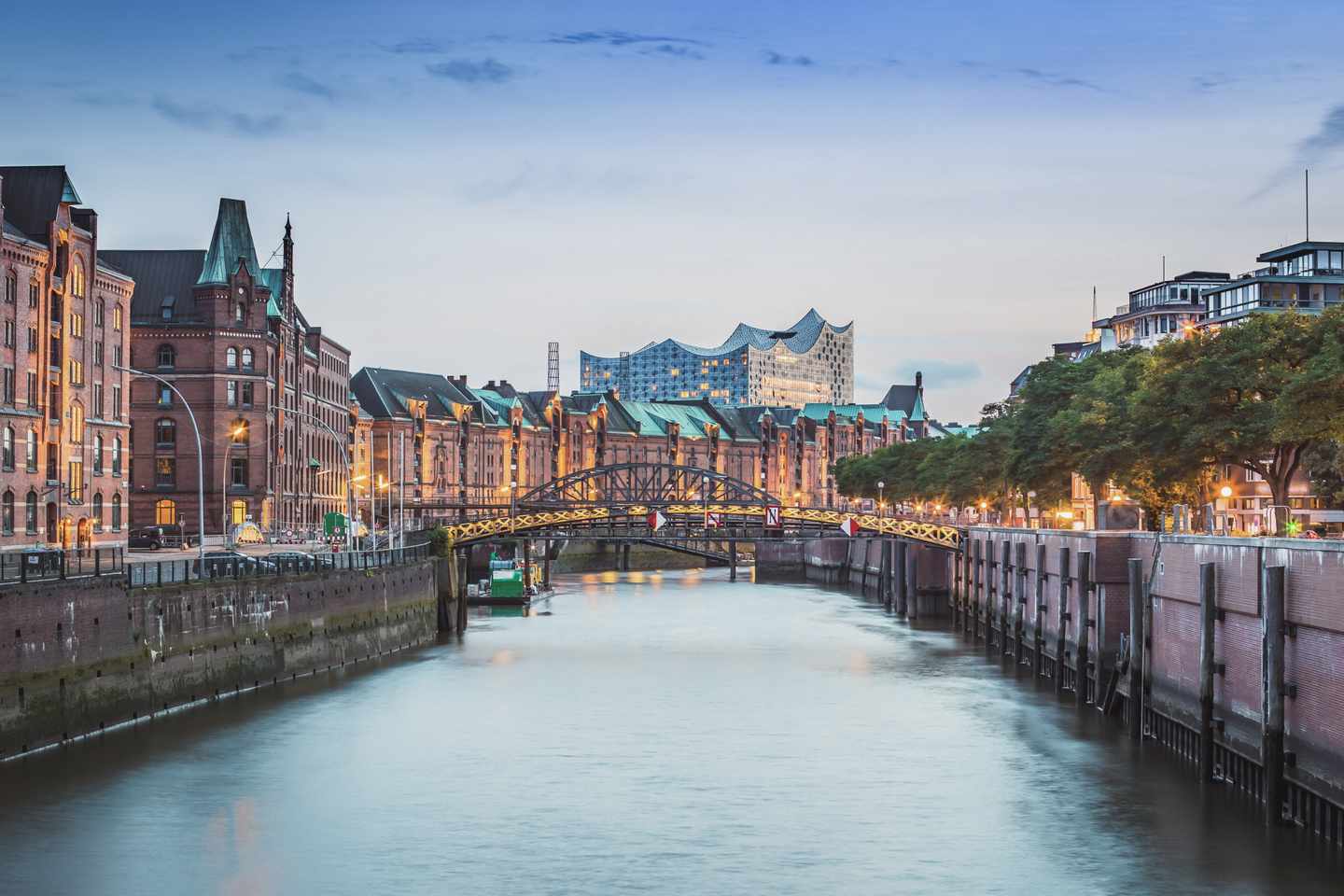deutschland-staedtereisen-blick-in-die-speicherstadt-in-hamburg-g-1177286097.jpg