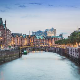 deutschland-staedtereisen-blick-in-die-speicherstadt-in-hamburg-g-1177286097.jpg