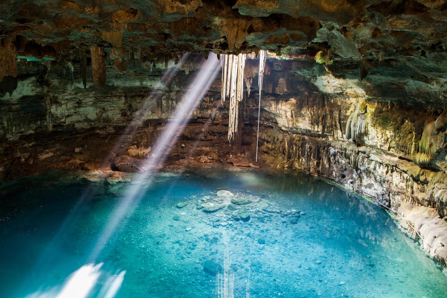mexiko-sambula-cenote-g-544570812.jpg