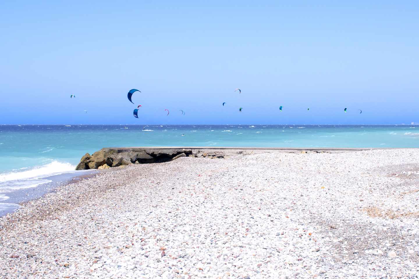 griechenland-rhodos-kremasti-strand-kies-kitesurfer-g-803960470