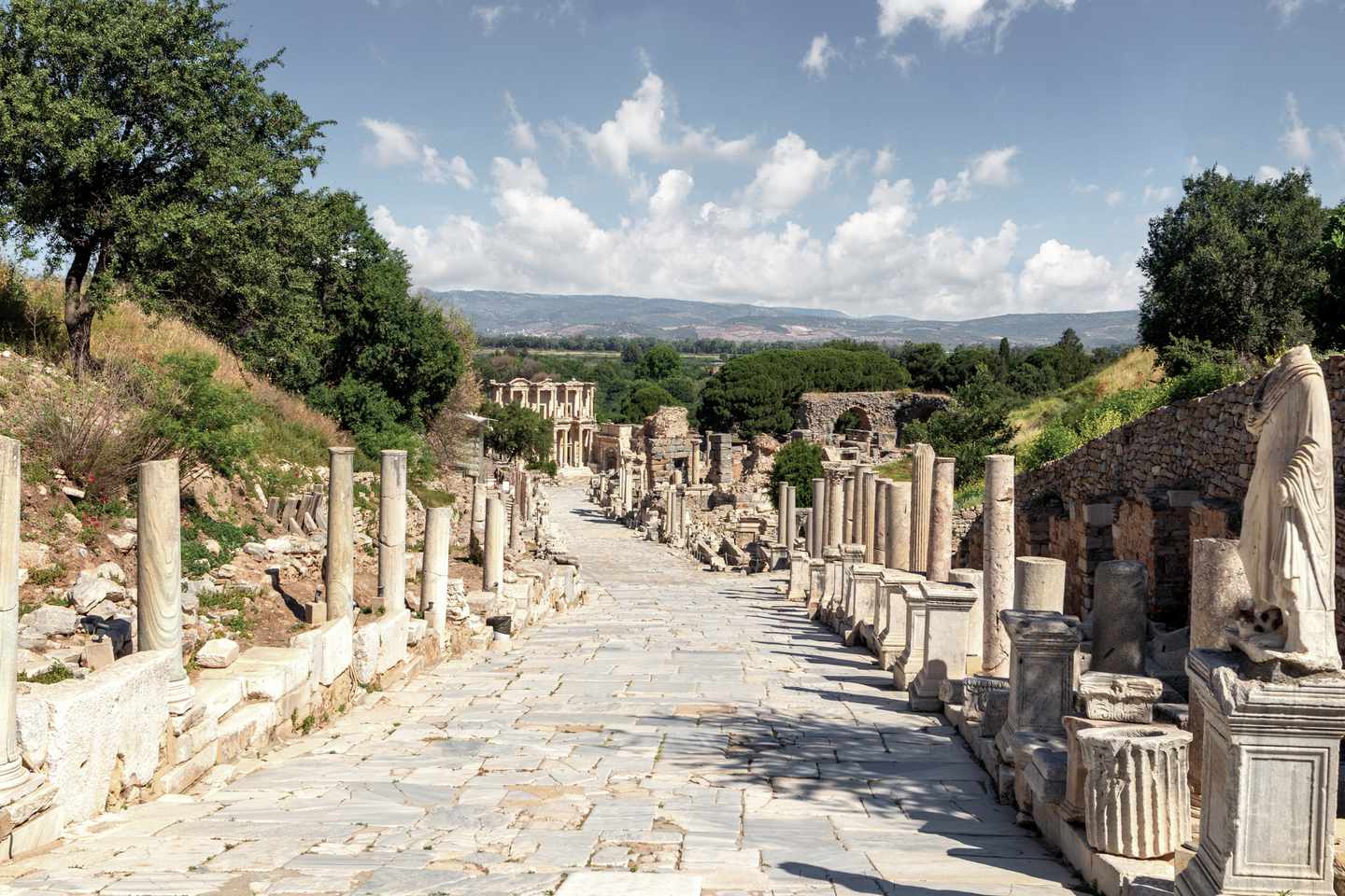 Tuerkei-Kusadasi-Ephesus-Celsius-Bibliothek-Kuretenstraße-g-1415341337_bearbeitet.jpg