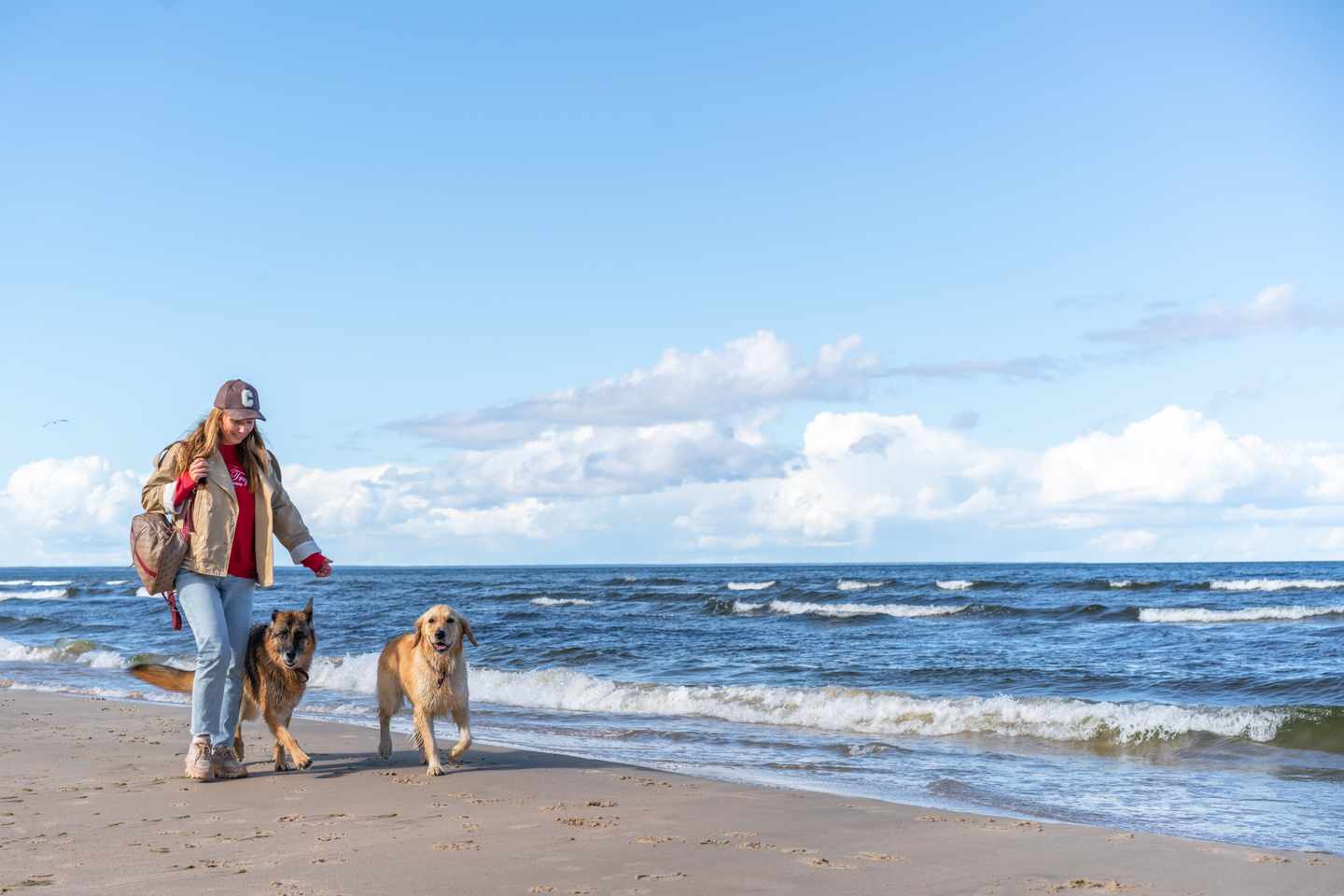 deutschland-ostsee-strand-frau-mit-hunden-g-2177253856.jpg