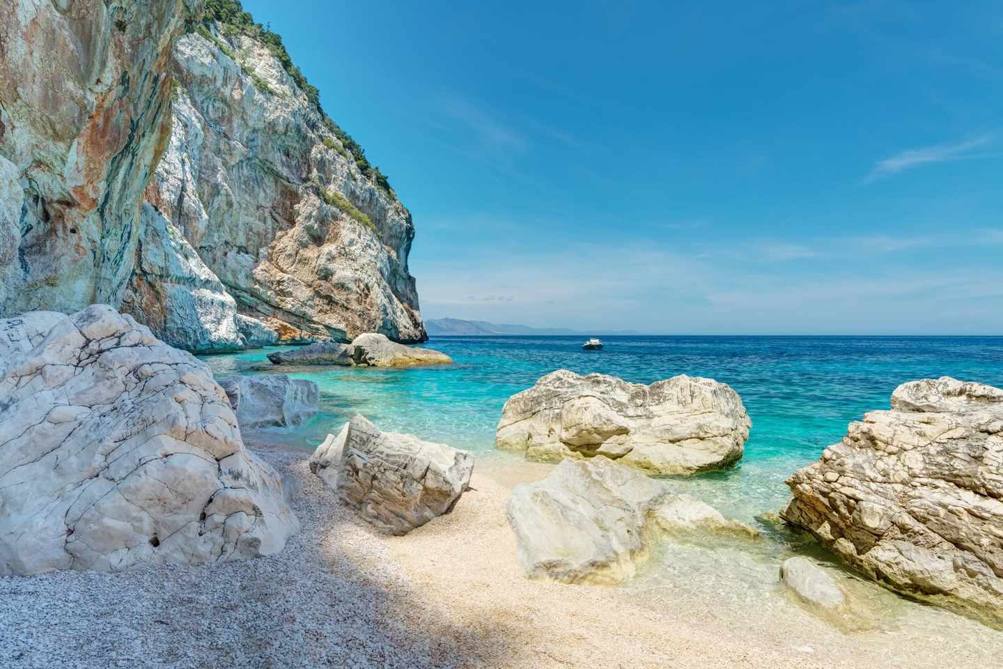italien-sardinien-cala-mariolu-g-690397048.jpg