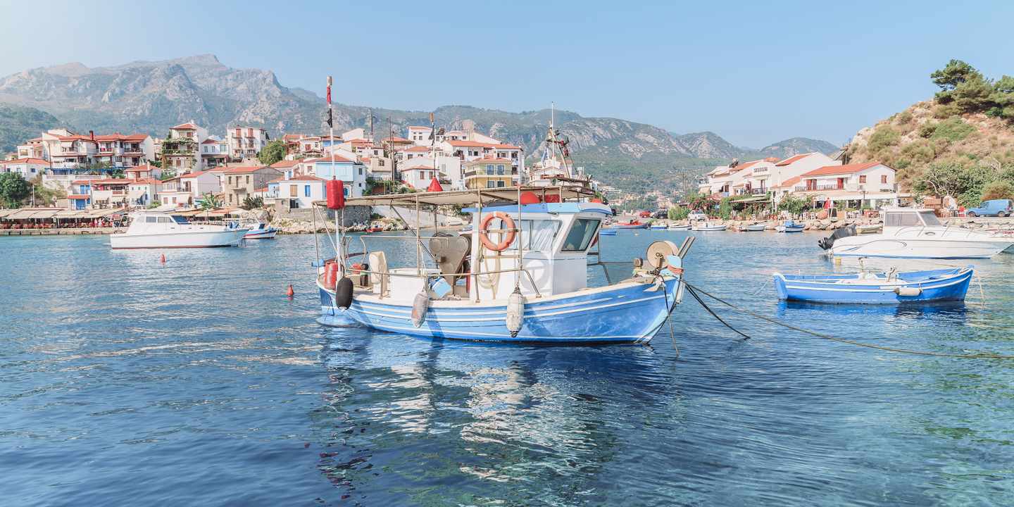 griechenland-samos-kokkari-fischerboot-g-652385536.jpg