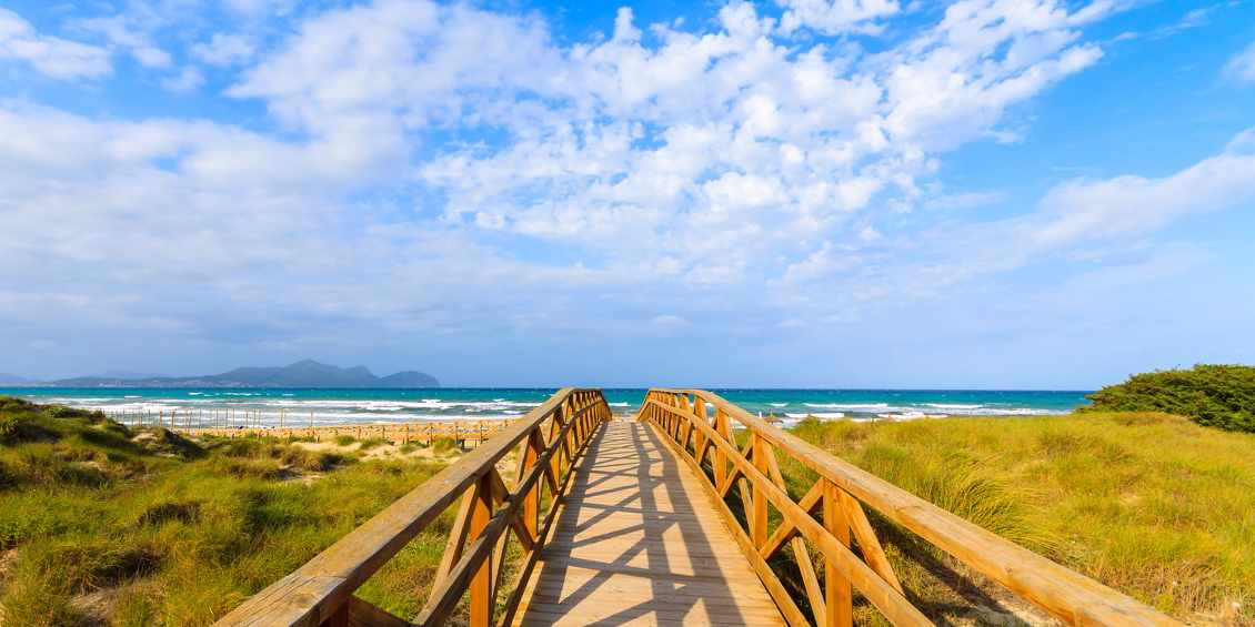 spanien-mallorca-can-picafort-holzsteg-strand-g-904855996.jpeg