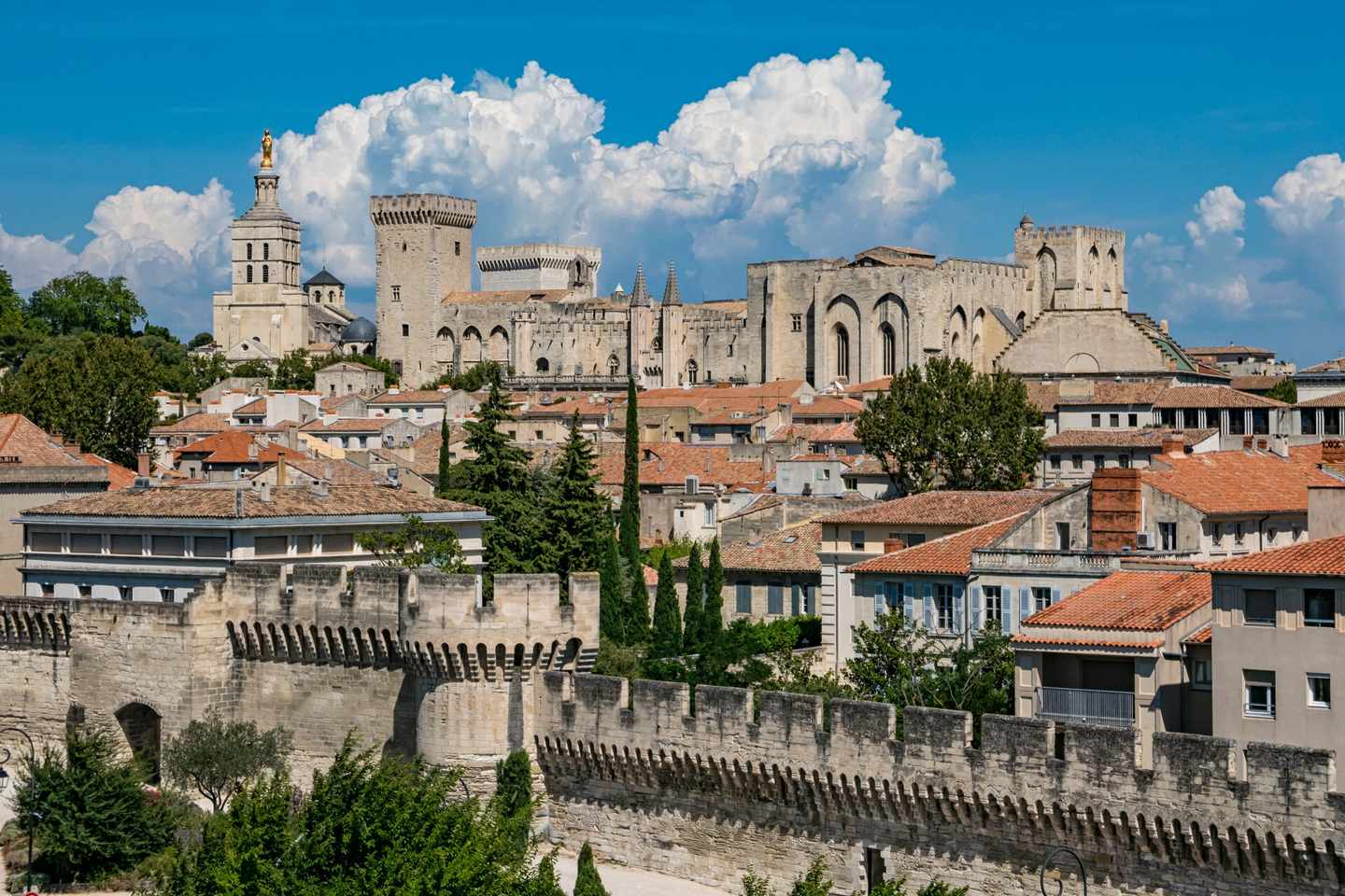 frankreich-provence-avignon-stadtbild-klein-g-981850656.jpg
