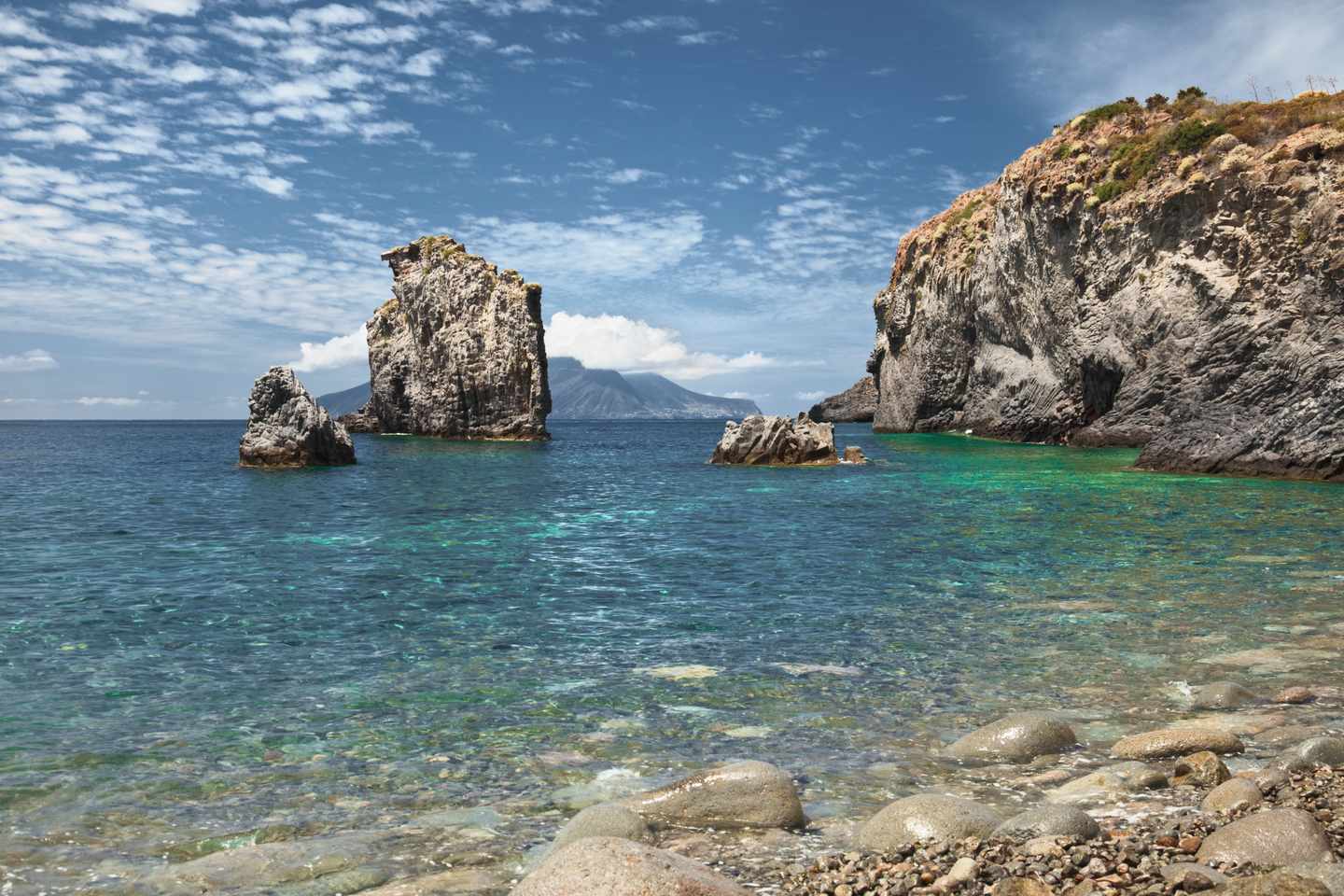 italien-liparische-inseln-panarea-cala-junco-g-183795986.jpg