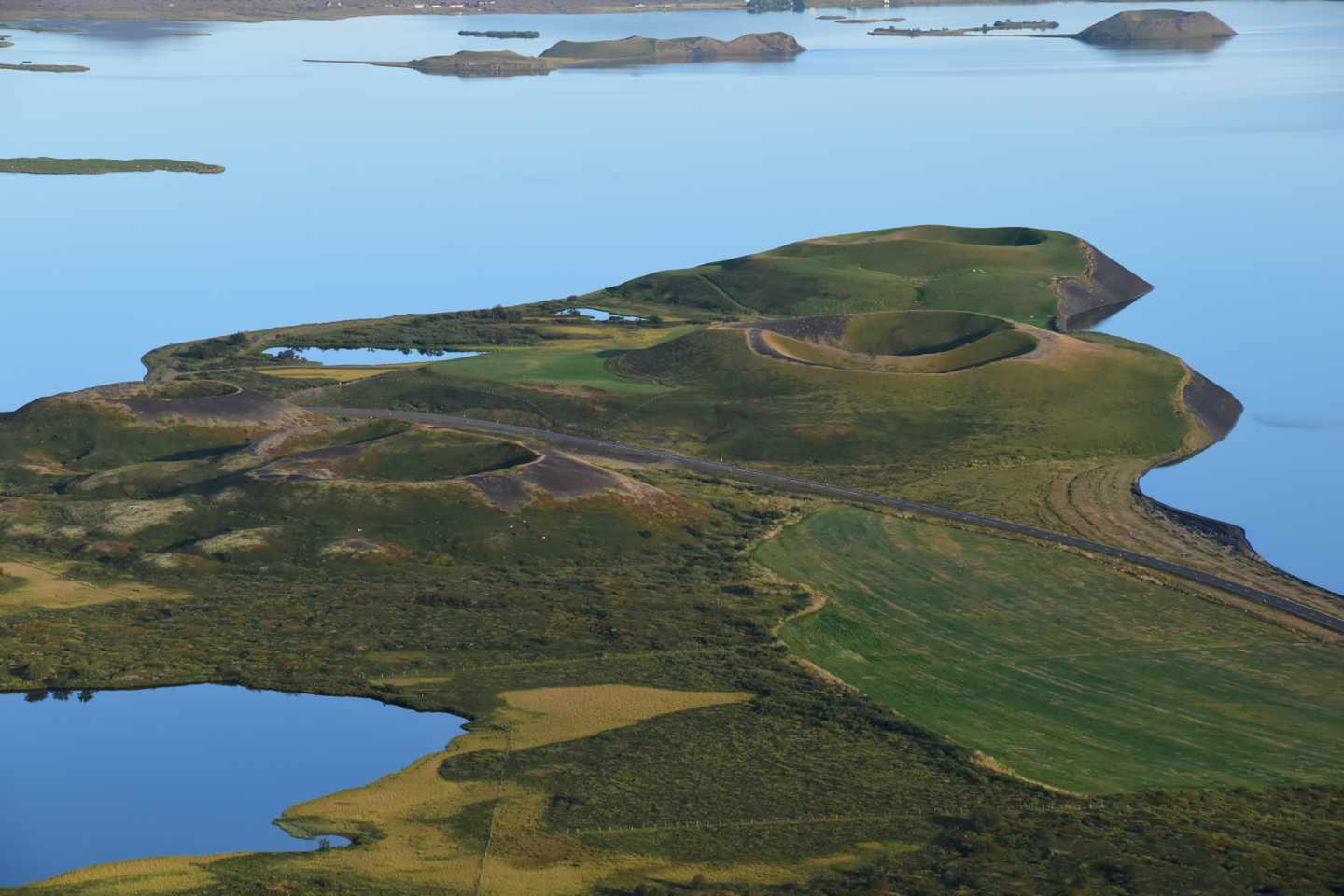 blt294b027f7a5dc908-island-vindbelgjarfjall-luftansicht-i-lena-herrmann.JPG Luftansicht über den Myvatn in Island